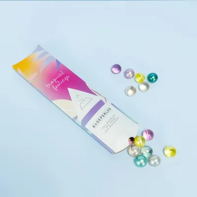 Badeperlen in einer Kissenschachtel