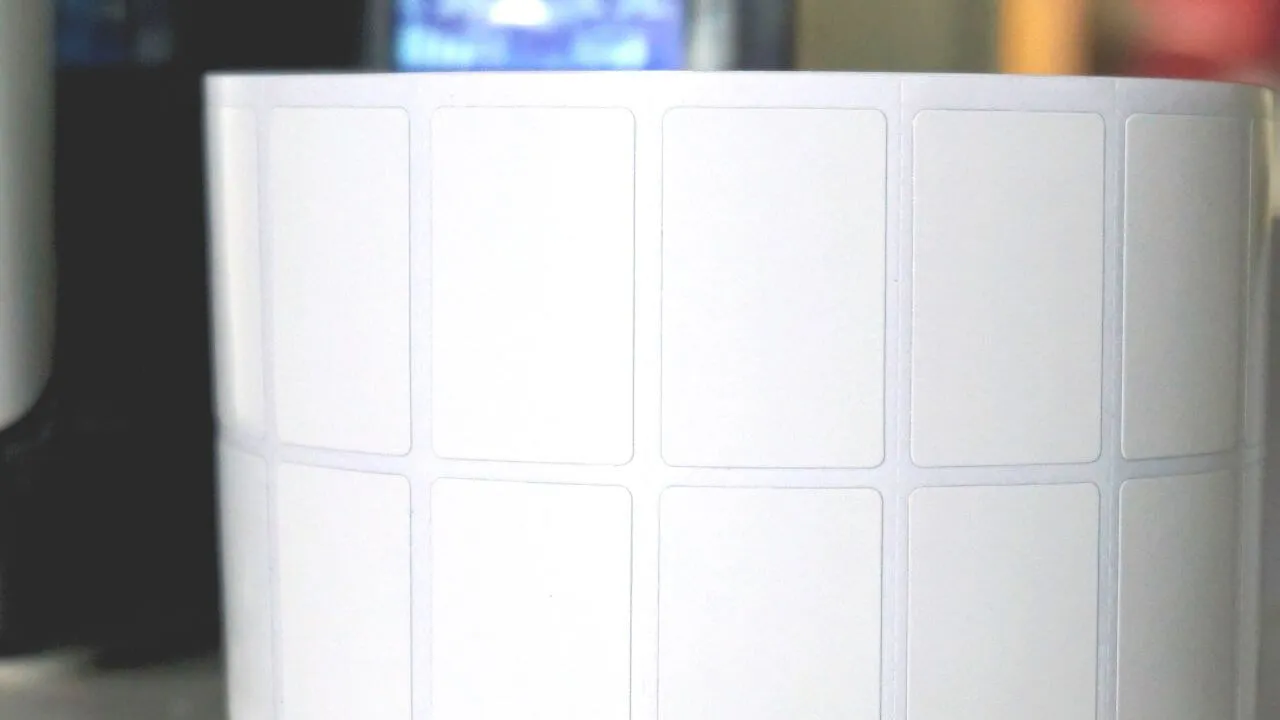 Bobina di etichette neutre per la stampa di codici a barre