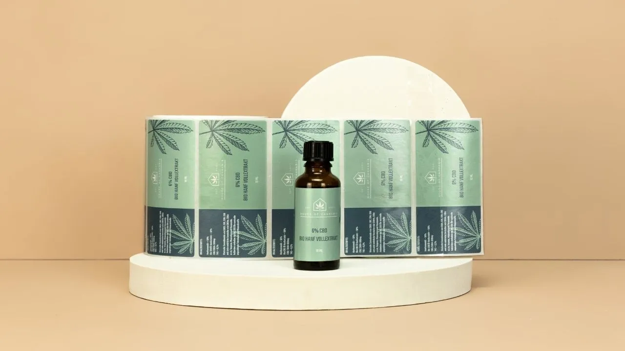 Etiketten auf kleinen Gläsern 