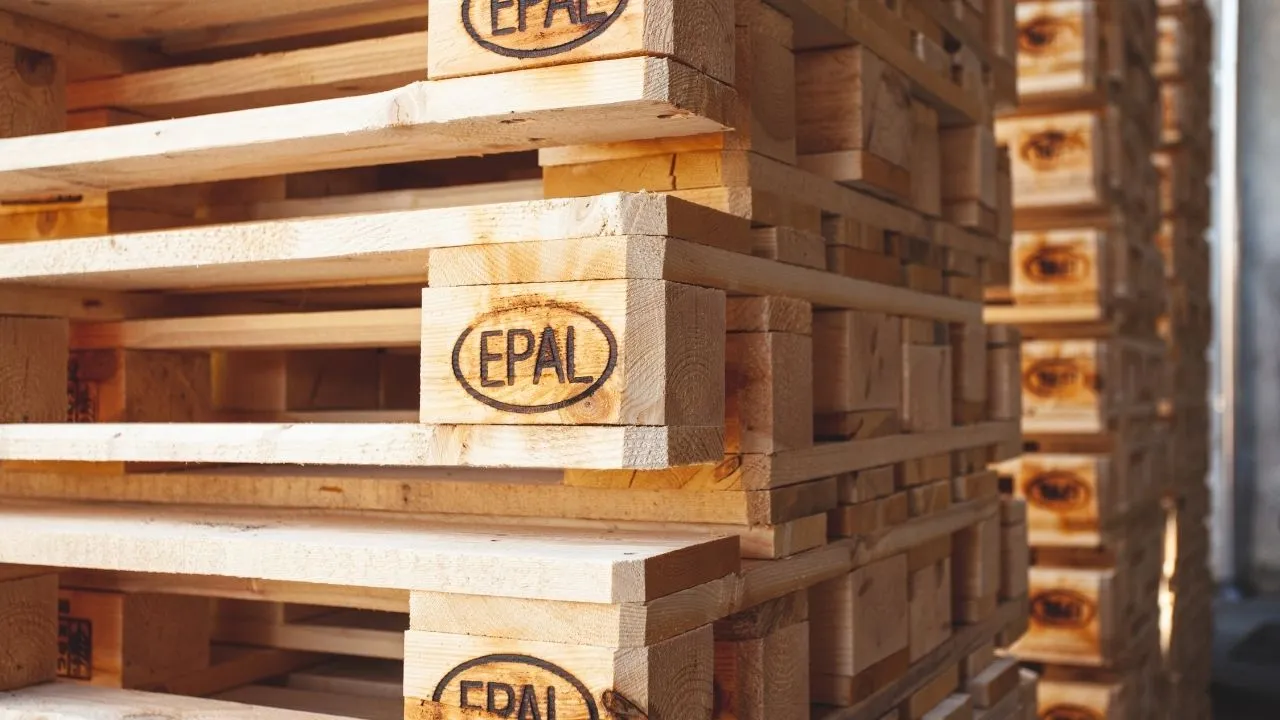 Europalette gestapelt