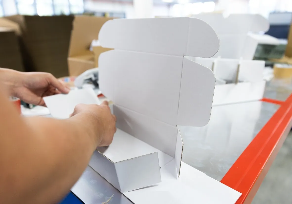 Aufbau Versandkarton aus Wellpappe